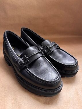 Clarks Orianna Bit Black Leather Lug Sole 90’s Loafers. Size 9.5